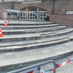 Cossato, auto finisce nell’area pedonale e percorre la scalinata: danni in piazza Tempia