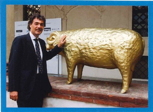 Biella, i 50 montoni d'oro della mostra "Sul filo della lana" messi all'asta per beneficenza. Nella foto di Roberto Marchisotti Massimo Giletti con un montone d'oro al Museo del Territorio Biella, i 50 montoni d'oro della mostra "Sul filo della lana" messi all'asta per beneficenza. Nella foto di Roberto Marchisotti Massimo Giletti con un montone d'oro al Museo del Territorio