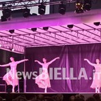 Balli e coreografie, molto pubblico in piazza Duomo per il galà di chiusura dei 20 anni di Biella Danza (servizio di Angela Lobefaro per newsbiella.it) Balli e coreografie, molto pubblico in piazza Duomo per il galà di chiusura dei 20 anni di Biella Danza (servizio di Angela Lobefaro per newsbiella.it)