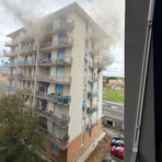 Incendio in un palazzo a Gaglianico: Vigili del Fuoco portano in salvo i residenti Incendio in un palazzo a Gaglianico: Vigili del Fuoco portano in salvo i residenti