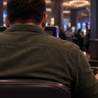 Gioco d'azzardo, i dati nel Biellese: spesi 1.864 euro pro capite nel 2025 (foto di repertorio generata con l'IA)