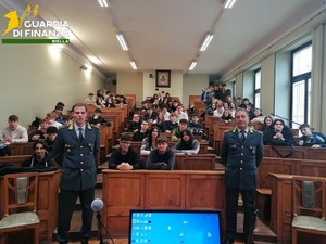 Biella, la Guardia di Finanza in visita nelle scuole FOTO