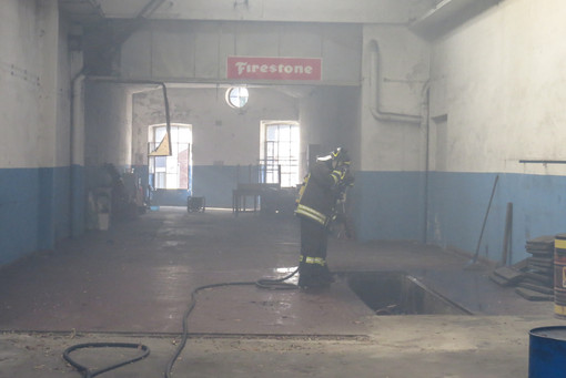 Danno fuoco all'immondizia e poi se ne vanno FOTOGALLERY