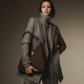 Il guardaroba capsule italiano - 5 pezzi che creano un look completo Il guardaroba capsule italiano - 5 pezzi che creano un look completo