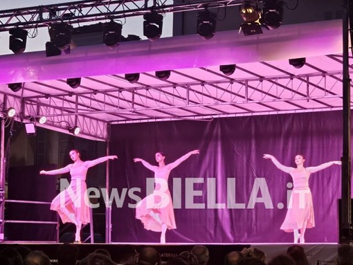 Balli e coreografie, molto pubblico in piazza Duomo per il galà di chiusura dei 20 anni di Biella Danza (servizio di Angela Lobefaro per newsbiella.it) Balli e coreografie, molto pubblico in piazza Duomo per il galà di chiusura dei 20 anni di Biella Danza (servizio di Angela Lobefaro per newsbiella.it)