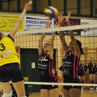 Un muro di Guiotto e Callegari nella gara dei quarti di finale vinta con Beinasco Un muro di Guiotto e Callegari nella gara dei quarti di finale vinta con Beinasco