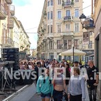 Biella, la scuola è finita: musica e corteo in via Italia per la Giornata dell’Arte (servizio di Mattia Baù per newsbiella.it) Biella, la scuola è finita: musica e corteo in via Italia per la Giornata dell’Arte (servizio di Mattia Baù per newsbiella.it)