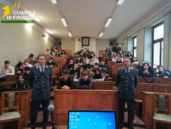 Biella, la Guardia di Finanza in visita nelle scuole FOTO