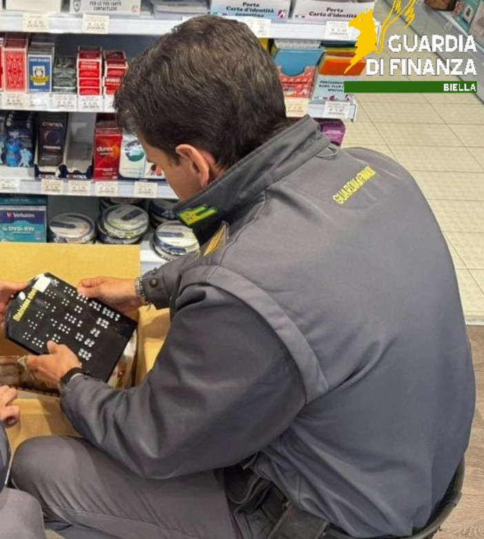 Guardia di Finanza, controlli e accertamenti a Biella: sequestrati 818 articoli non sicuri o contraffatti Guardia di Finanza, controlli e accertamenti a Biella: sequestrati 818 articoli non sicuri o contraffatti