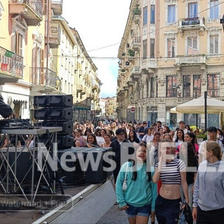 Biella, la scuola è finita: musica e corteo in via Italia per la Giornata dell’Arte (servizio di Mattia Baù per newsbiella.it)