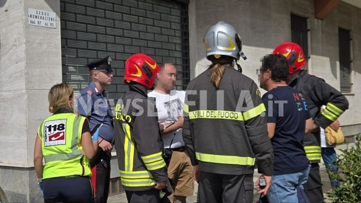 Incendio in un palazzo a Gaglianico, intossicati dal fumo: Vigili del Fuoco portano in salvo i residenti con l’autoscala Incendio in un palazzo a Gaglianico, intossicati dal fumo: Vigili del Fuoco portano in salvo i residenti con l’autoscala