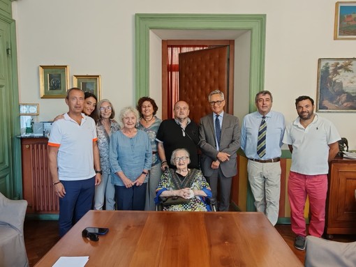 Biella, sindaco e assessori incontrano il protagonista di tre gesti di grande onestà Biella, sindaco e assessori incontrano il protagonista di tre gesti di grande onestà