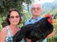 Nell’immagine: Maria Rosa Riboldazzi e Fermo Ramelli di Graglia con il gallo che verrà incantato domenica a Pettinengo