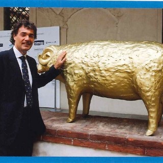 Biella, i 50 montoni d'oro della mostra "Sul filo della lana" messi all'asta per beneficenza. Nella foto di Roberto Marchisotti Massimo Giletti con un montone d'oro al Museo del Territorio Biella, i 50 montoni d'oro della mostra "Sul filo della lana" messi all'asta per beneficenza. Nella foto di Roberto Marchisotti Massimo Giletti con un montone d'oro al Museo del Territorio