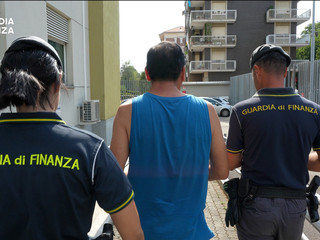 Ricercato per una violenza in Perù, arrestato dalla Guardia di Finanza a Valdilana Ricercato per una violenza in Perù, arrestato dalla Guardia di Finanza a Valdilana