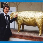 Biella, i 50 montoni d'oro della mostra "Sul filo della lana" messi all'asta per beneficenza. Nella foto di Roberto Marchisotti Massimo Giletti con un montone d'oro al Museo del Territorio