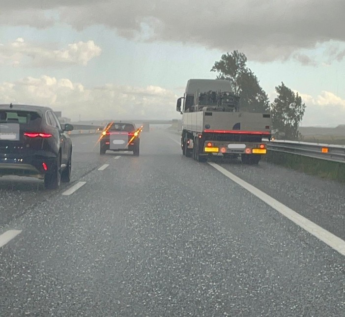Grandine lungo il tratto autostradale di Vercelli VIDEO e foto Giuliana Mosca Grandine lungo il tratto autostradale di Vercelli VIDEO e foto Giuliana Mosca