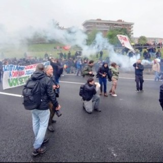 G7 del clima a Venaria, i manifestanti bloccano la tangenziale: circolazione in tilt, poi torna la calma