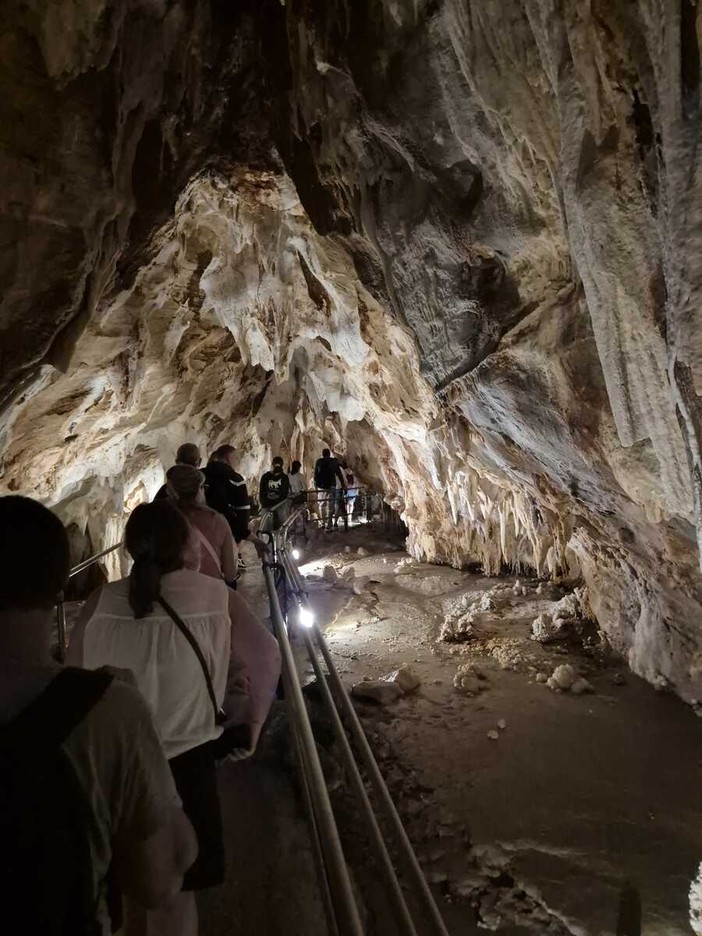 Gita nelle grotte di Toirano per i cittadini di Massazza Gita nelle grotte di Toirano per i cittadini di Massazza