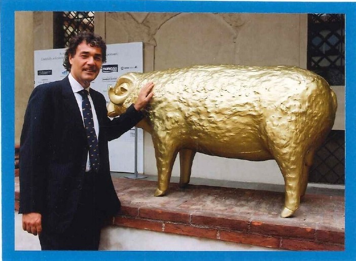 Biella, i 50 montoni d'oro della mostra "Sul filo della lana" messi all'asta per beneficenza. Nella foto di Roberto Marchisotti Massimo Giletti con un montone d'oro al Museo del Territorio Biella, i 50 montoni d'oro della mostra "Sul filo della lana" messi all'asta per beneficenza. Nella foto di Roberto Marchisotti Massimo Giletti con un montone d'oro al Museo del Territorio