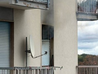 Incendio in un palazzo a Gaglianico: Vigili del Fuoco portano in salvo i residenti Incendio in un palazzo a Gaglianico: Vigili del Fuoco portano in salvo i residenti