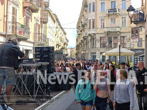 Biella, la scuola è finita: musica e corteo in via Italia per la Giornata dell’Arte (servizio di Mattia Baù per newsbiella.it)