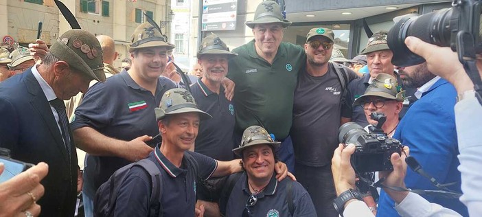 Adunata a Genova, gli Alpini di Gaglianico incontrano a sorpresa il ministro Crosetto