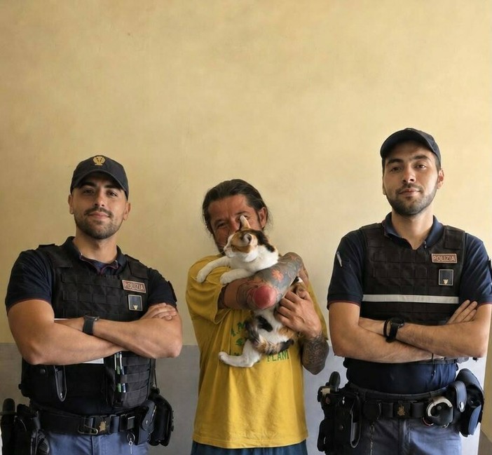 Dal Nord Ovest - Il gattino Noah intrappolato in un garage per due giorni, salvato dalla Polizia Dal Nord Ovest - Il gattino Noah intrappolato in un garage per due giorni, salvato dalla Polizia