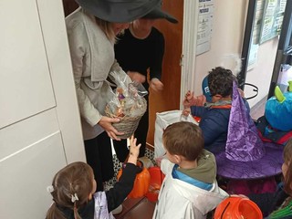 Halloween a Pollone: i piccoli dell’Asilo Emma Frassati conquistano il paese tra sorrisi, dolcetti e tanta allegria! Halloween a Pollone: i piccoli dell’Asilo Emma Frassati conquistano il paese tra sorrisi, dolcetti e tanta allegria!