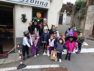 Halloween a Pollone: i piccoli dell’Asilo Emma Frassati conquistano il paese tra sorrisi, dolcetti e tanta allegria! Halloween a Pollone: i piccoli dell’Asilo Emma Frassati conquistano il paese tra sorrisi, dolcetti e tanta allegria!