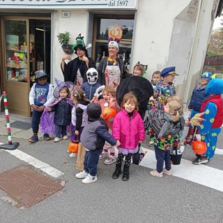 Halloween a Pollone: i piccoli dell’Asilo Emma Frassati conquistano il paese tra sorrisi, dolcetti e tanta allegria!