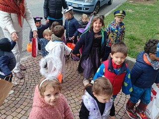 Halloween a Pollone: i piccoli dell’Asilo Emma Frassati conquistano il paese tra sorrisi, dolcetti e tanta allegria! Halloween a Pollone: i piccoli dell’Asilo Emma Frassati conquistano il paese tra sorrisi, dolcetti e tanta allegria!