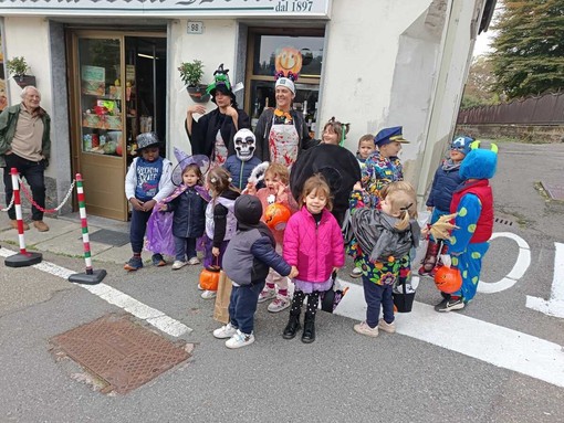 Halloween a Pollone: i piccoli dell’Asilo Emma Frassati conquistano il paese tra sorrisi, dolcetti e tanta allegria! Halloween a Pollone: i piccoli dell’Asilo Emma Frassati conquistano il paese tra sorrisi, dolcetti e tanta allegria!