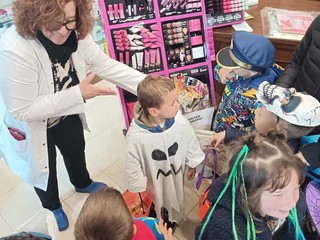 Halloween a Pollone: i piccoli dell’Asilo Emma Frassati conquistano il paese tra sorrisi, dolcetti e tanta allegria! Halloween a Pollone: i piccoli dell’Asilo Emma Frassati conquistano il paese tra sorrisi, dolcetti e tanta allegria!