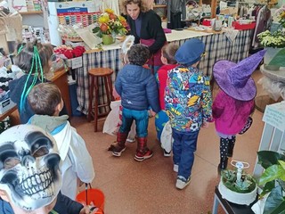 Halloween a Pollone: i piccoli dell’Asilo Emma Frassati conquistano il paese tra sorrisi, dolcetti e tanta allegria! Halloween a Pollone: i piccoli dell’Asilo Emma Frassati conquistano il paese tra sorrisi, dolcetti e tanta allegria!