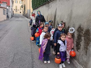 Halloween a Pollone: i piccoli dell’Asilo Emma Frassati conquistano il paese tra sorrisi, dolcetti e tanta allegria! Halloween a Pollone: i piccoli dell’Asilo Emma Frassati conquistano il paese tra sorrisi, dolcetti e tanta allegria!