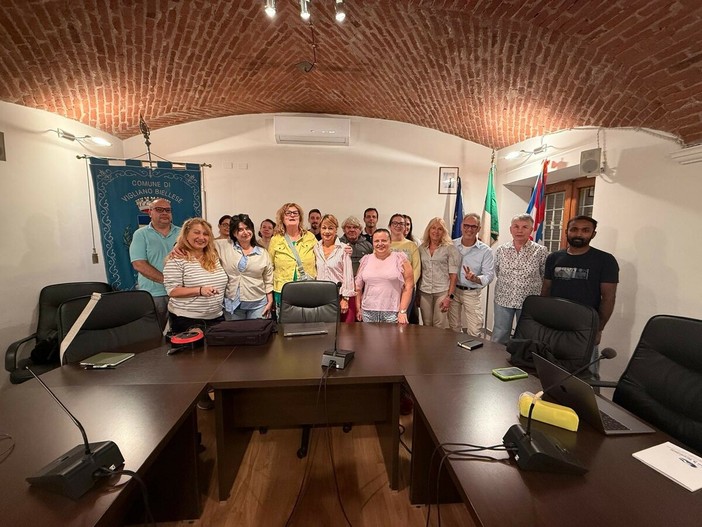 Il sindaco Cristina Vazzoler, la presidente dell'Auser Fausta Gallo e gli iscritti al corso (foto dal sito web del comune di Vigliano Biellese) Il sindaco Cristina Vazzoler, la presidente dell'Auser Fausta Gallo e gli iscritti al corso (foto dal sito web del comune di Vigliano Biellese)