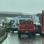 Superstrada, incidente all’uscita di Vigliano: traffico bloccato e rallentamenti - Foto Nicolò Caucino Superstrada, incidente all’uscita di Vigliano: traffico bloccato e rallentamenti - Foto Nicolò Caucino