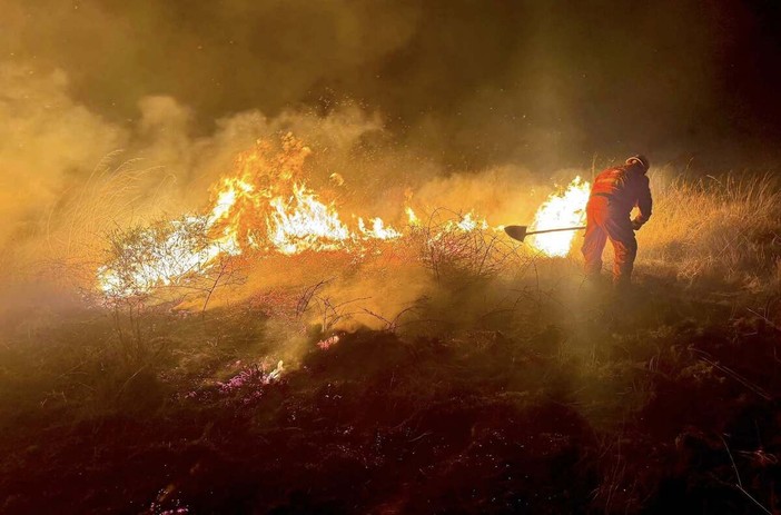 Incendio in Baraggia, intervento concluso all’alba: si sospetta il dolo