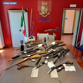 Ivrea, la Polizia sequestra un arsenale di armi ed esplosivi: arrestato un italiano di 46 anni Ivrea, la Polizia sequestra un arsenale di armi ed esplosivi: arrestato un italiano di 46 anni