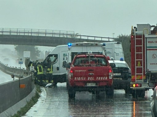 Superstrada, incidente all’uscita di Vigliano: traffico bloccato e rallentamenti - Foto Nicolò Caucino Superstrada, incidente all’uscita di Vigliano: traffico bloccato e rallentamenti - Foto Nicolò Caucino