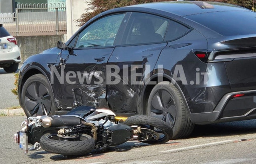 Biella, scontro auto-moto in via Milano: soccorso un uomo a terra (foto di Giacomo Chiarini per newsbiella.it)