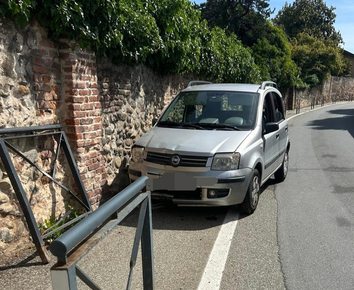 Auto finisce contro parapedone, incidente a Sandigliano Auto finisce contro parapedone, incidente a Sandigliano