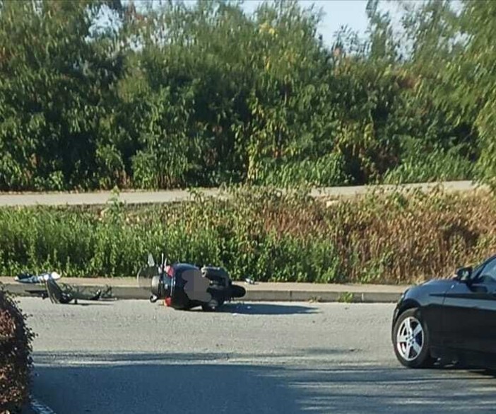 Vigliano, scontro tra auto e moto vicino all’entrata della Bennet Vigliano, scontro tra auto e moto vicino all’entrata della Bennet