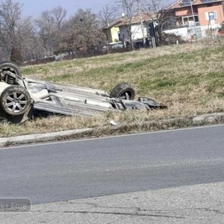 Auto si ribalta sulla SP400 e finisce dentro la rotonda (foto di Mattia Baù per newsbiella.it)