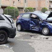 Biella, scontro auto e furgone (foto di Mattia Baù per newsbiella.it)