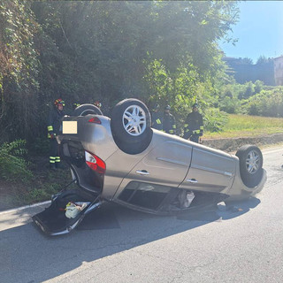 Lessona, si ribalta con l’auto in via Cesone: conducente soccorsa, strada chiusa FOTO