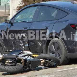 Biella, scontro auto-moto in via Milano: soccorso un uomo a terra (foto di Giacomo Chiarini per newsbiella.it)