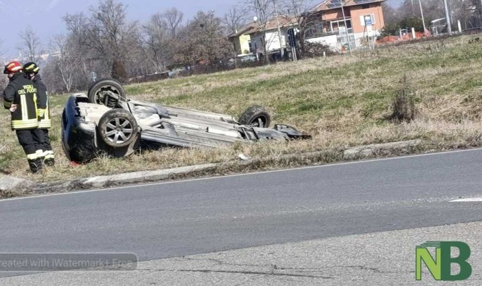 Auto si ribalta sulla SP400 e finisce dentro la rotonda (foto di Mattia Baù per newsbiella.it) Auto si ribalta sulla SP400 e finisce dentro la rotonda (foto di Mattia Baù per newsbiella.it)