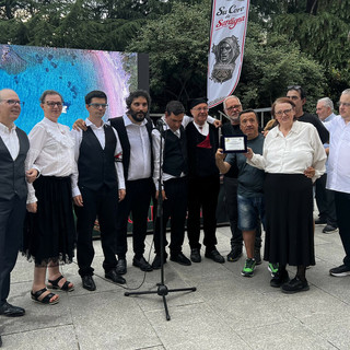 Nell'immagine: il gruppo “Anche noi ci siamo” durante “Su Coro de Sardigna – Festa Sarda” 2026, a Biella